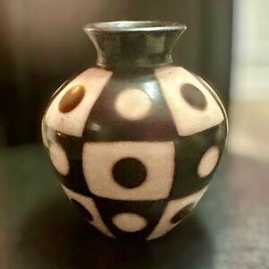 Chulucanas Peru Folk Art Pottery Vase signed by Valeriano